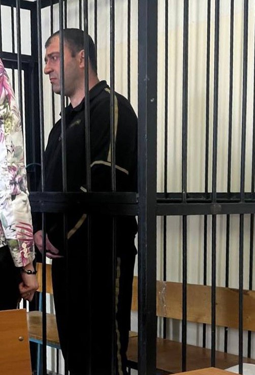 Дело напавшего на спортивного судью екатеринбуржца передано в суд  Обвинительное заключение по делу 39-летнего Адониса Мироева по статье 213 УК утверждено, сообщили в прокуратуре.  Причиной для возбуждения послужило избиение Мироевым первоуральского тренера Михаила Слободчикова в МВЦ «Екатеринбург-Экспо» в апреле этого года — по мнению нападавшего, тот, будучи в составе судей, поставил необъективные оценки его дочери, из-за чего она не заняла призовое место. Слободчикова после инцидента увезли на скорой.  «Грубо нарушая общественный порядок, обвиняемый, применяя насилие к потерпевшему, выкрутил последнему кисть правой руки, в которой был сотовый телефон, вследствие чего тренер испытал физическую боль. В дальнейшем обвиняемый нанес не менее одного удара рукой в левую теменно-височную область головы потерпевшего, не менее одного удара ногой в область локтя потерпевшего, причинив последнему сильную физическую боль», – рассказали в областной прокуратуре.  По вменённому Мироеву пункту «а» части 1 статьи 213 УК грозит наказание от штрафа в 300 тысяч рублей до лишения свободы на 5 лет. Сам он вину не признал.  Телеграм-канал   Поддержать Подписаться Прислать новость 18+