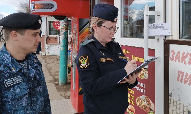 В Прикамье закрыли два кафе из-за антисанитарии Сотрудники главного управления федеральной службы судебных приставов  ГУ ФССП  по Пермскому краю закрыли кафе «Шаурма Караван» в Индустриальном районе Перми и торговый павильон «Горячие лепешки, самса» в селе Култаево. Ранее в заведениях выявили нарушения санитарно-эпидемиологических требований, угрожающие жизни и здоровью людей.
