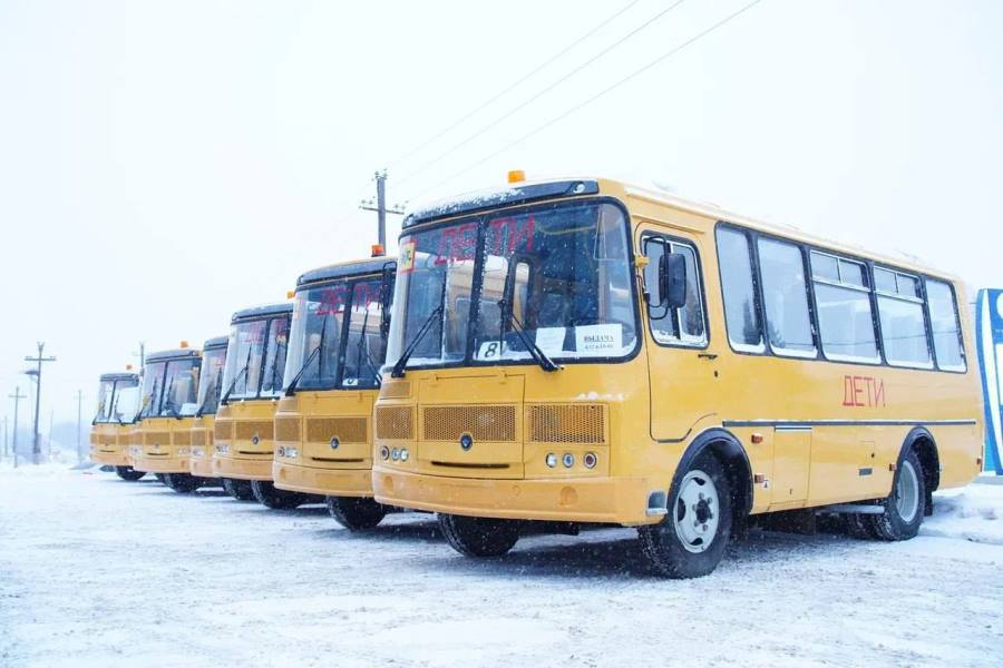 В Кузбасс прибыла партия нового школьного транспорта общей стоимостью 119 млн рублей Автобусы были закуплены на средства федерального бюджета Чтобы дети из поселковых школ могли с комфортом ездить на уроки обновляем транспорт учебных учреждений Распределили 31 новый автобус в школы Мысков Осинников Беловского Ижморского Кемеровского Мариинского Междуреченского Новокузнецкого Прокопьевского Промышленновского Топкинского Чебулинского Юргинского и Яшкинского округов Техника теплая безопасная работает система контроля маршрута и учет времени проведенного водителем за рулем передвижение автобусов родители могут отслеживать в режиме онлайн отметил губернатор Новая партия состоит из 6 автобусов марки ГАЗ рассчитанных на 10 24 места в зависимости от модификации 20 автобусов марки ПАЗ вместимостью 24 места трех автобусов ПАЗ с повышенной вместимостью до 31 пассажира двух автобусов КАВЗ до 31 пассажира   kuzzbas ru news society 77783 html