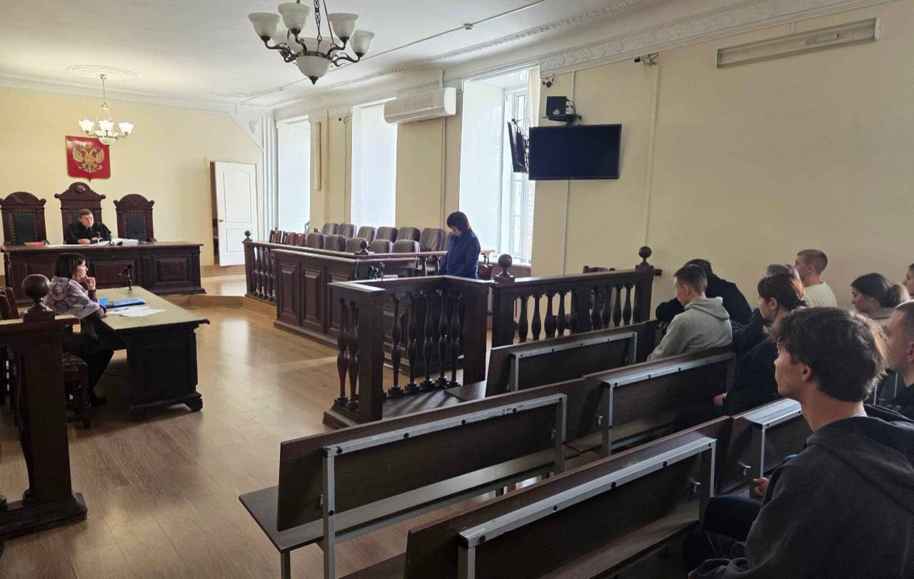В Тульской области украинца нелегала судят за реабилитацию нацизма Живущий в нашей стране нелегально иностранец разместил в социальных сетях изображение флага России с наложенной на него свастикой из Георгиевских лент Следствие установило что мужчина действовал с целью продемонстрировать пренебрежительное и циничное отношение к истории и символам России 44 летнего мужчину обвиняют в распространении материалов выражающих неуважение к дням воинской славы и памятным датам России осквернении символов воинской славы и оскорблении памяти защитников Отечества