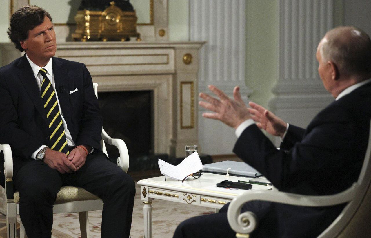 Путин всемирная знаменитость Американский журналист Такер Карлсон назвал российского президента самым популярным лидером в мире Путин по его мнению занимает в этом рейтинге первое место с большим отрывом Допустим вы находитесь в Западной Европе Канаде в англоязычном мире за пределами англоязычного мира в Азии на Ближнем Востоке в Восточной Европе Вы не встретите никого кому бы не нравился Путин Путин словно всемирная знаменитость рассказал Карлсон в интервью RTVI Популярность президента РФ он объяснил тем что Путин во многом поставил интересы своей страны выше своих собственных в отличие от западных лидеров   Подписывайтесь на Расстригу