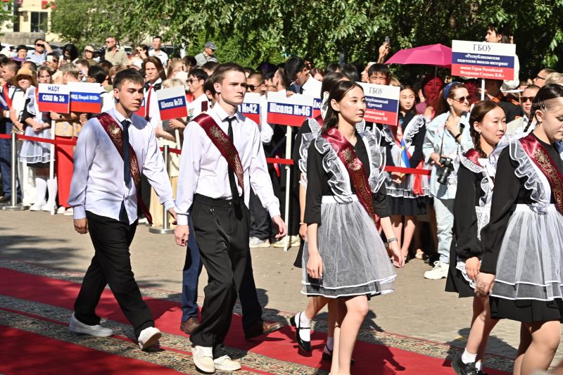 Почти 400 выпускников Улан-Удэ получили медали Сегодня выпускникам школ Улан-Удэ торжественно вручили медали. Как сообщил глава Бурятии Алексей Цыденов, в этом году медали получили 394 выпускника. Среди медалистов 12 школьников сдали ЕГЭ на 100 баллов. #Бурятия Подробности в «Номер один» Сообщить нам свою новость можно по кнопке: Письмо в редакцию