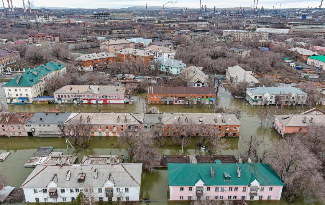 В Забайкалье весеннее половодье может угрожать девяти населенным пунктам  Половодье ожидается в Забайкальском крае в апреле-мае 2025 года, сообщил руководитель департамента по гражданской обороне и пожарной безопасности региона Ринат Хисматулин.  "В результате прохождения весеннего половодья в 2025 году в апреле-мае под угрозу подтопления могут попасть девять населенных пунктов в пяти муниципальных образованиях: село Зоргол Приаргунского округа, села Ишага и Аргунск Нерчинско-Заводского округа, села Верхние Куларки и Нижние Куларки, поселки Усть-Карск и Кокуй Сретенского района, а также поселок Ингода Читинского района и село Укыр Красночикойского района. Не исключается риск подтопления от мелких рек и ручьев в населенных пунктах в период снеготаяния и вскрытия рек", - сообщил Хисматулин.  Ожидается, что уровень паводковых вод на большинстве рек и водоемов на территории края в 2025 году будет выше нормы. Дождевой паводок прогнозируется в июне-августе при прохождении циклонов с территории Монголии. Согласно статистическим данным, в зону возможного подтопления могут попасть до 110 населенных пунктов и более 20 дачных кооперативов в 25 муниципальных образованиях края.  На защиту населения от паводков в 2025 году в Забайкалье направлено 1,65 млрд рублей, из них 1,28 млрд рублей - из федерального бюджета. На эти средства планируется строительство и ремонт гидротехнических сооружений, регулирование русел рек и восстановление береговой линии.