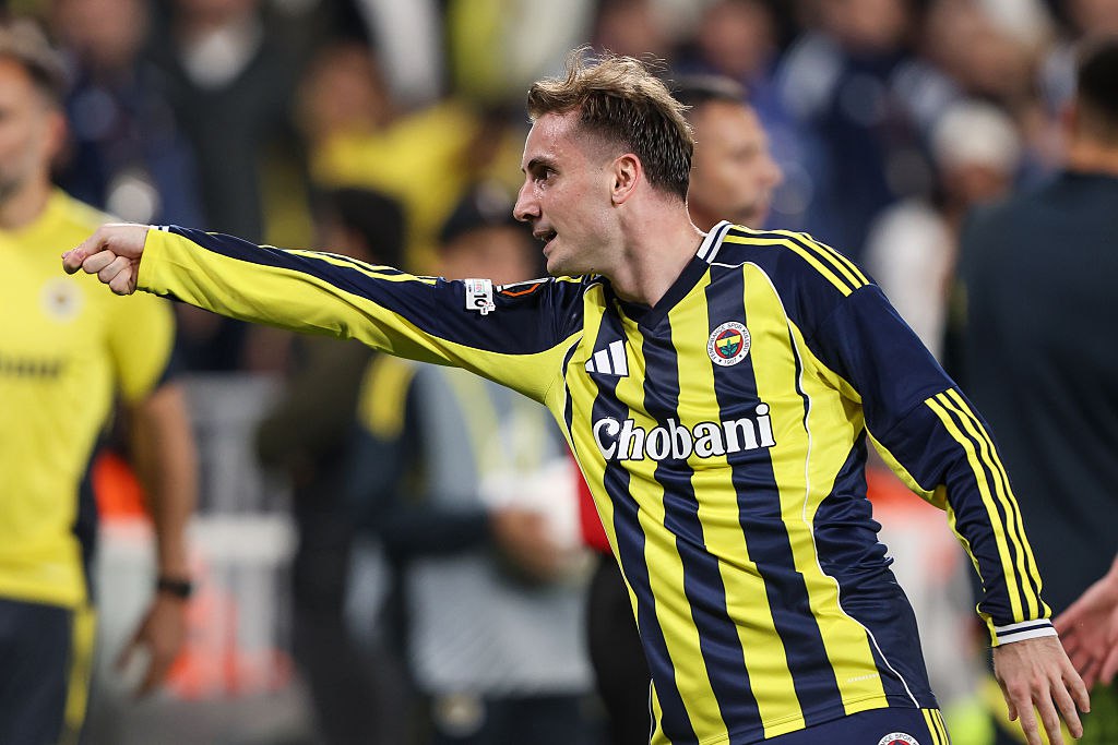 Warner Bros подала иск к футболисту отмечающему голы в стиле Гарри Поттера Warner Bros подала иск против футболиста Фенербахче и сборной Турции Керема Актюркоглу в стамбульский суд за несанкционированное использование визуальных и аудиоэлементов из серии фильмов о Гарри Поттере сообщает CNN Turk Нападающий получивший от болельщиков прозвища Керем Поттер и Волшебник празднует голы изображая что у него в руках волшебная палочка Также его обвиняют в нарушении авторских прав и прав на товарный знак из за музыки и других отсылок к этой серии фильмов в соцсетях Актюркоглу 27 лет он провел 49 матчей за сборную Турции и забил 14 голов Getty Images Подписаться на РБК Спорт