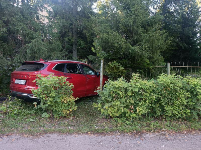 В Чебоксарах задержаны туристки из Казани за угон автомобиля таксиста  Девушки 19–20 лет катались по столице Чувашии на автомобиле «Хавал», и их поездка закончилась ДТП – машина врезалась в забор.   Под утро 9 августа, по сообщению очевидцев, экипаж Госавтоинспекции обнаружил автомобиль на улице Коллективной.   У девушки за рулём не оказалось водительских прав, а в крови обнаружили алкоголь. Машину отправили на спецстоянку, а девушку вместе с подругой доставили в отделение полиции.   Позже с заявлением об угоне в полицию обратился таксист. Выяснилось, что изначально путешественницы, подшофе, ездили по городу с таксистом, а когда он отлучился на АЗС, оставив ключи в замке зажигания, уехали без него.  Ущерб от угона оценили около в 2 миллиона рублей. По этому факту возбудили уголовное дело.