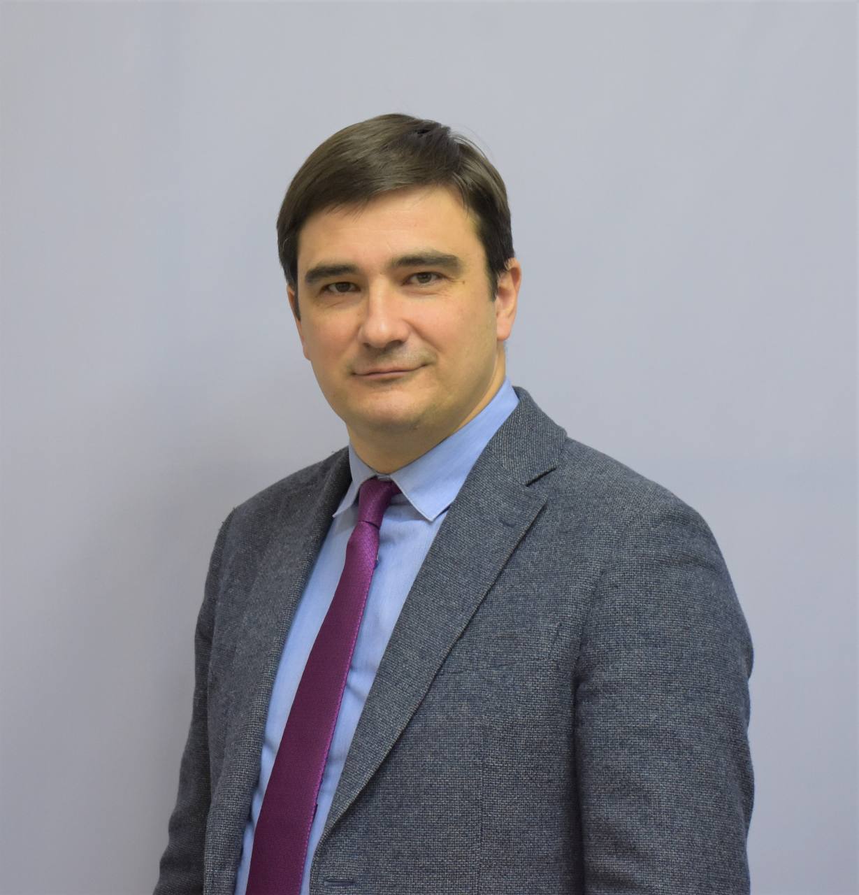 Исполняющим обязанности ректора Северного Арктического федерального университета имени М.В. Ломоносова назначен Михаил Викторович Данилов Нового руководителя вуза представила коллективу замглавы Минобрнауки России Ольга Петрова. В 2001 году Михаил Викторович окончил Саратовский государственный университет имени Н.Г. Чернышевского по специальности «Политология», в 2003 году — аспирантуру. Кроме того, в 2011 году он окончил Российский государственный торгово-экономический университет по специальности «Финансы и кредит», в 2014 году — магистратуру в Саратовском государственном университете имени Н.Г. Чернышевского юриспруденция . Доктор политических наук, автор 73 научных трудов. Более 20 лет Михаил Данилов работал в сфере образования. С 2016 по 2025 годы занимал различные должности в администрациях Саратовской области и Ханты-Мансийского автономного округа, а также в правительстве Республики Марий Эл. Награжден Почетной грамотой Президента РФ, Серебряной медалью «За содействие» Министерста юстиции РФ, Благодарностью Полномочного представителя Президента РФ в ПФО.