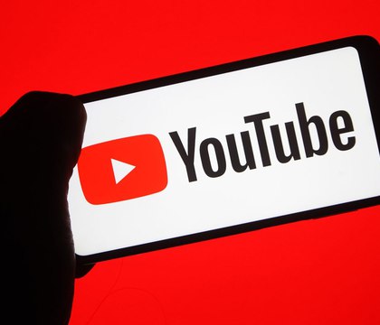 YouTube будет масштабировать видео низкого разрешения до 4K с помощью ИИ Популярный видеосервис YouTube объявил что начнет автоматически масштабировать видео с низким разрешением с помощью искусственного интеллекта Сначала масштабирование будет осуществляться до разрешения FullHD а в конечном счете до 4K На текущем этапе масштабированное видео будет демонстрироваться исключительно на телевизорах при этом как создатели контента так и зрители могут отключить соответствующую опцию она называется Super resolution суперразрешение