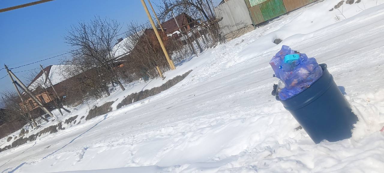 «В п. Тульском, Майкопского района, больше двух недель не забирают мусор  бытовые отходы . Просто целый квартал по ул. Танюкова, не доезжая леса, оставляют нетронутым!Три дня назад, звонили на горячую линию ЭКО ЦЕНТРА, нам ответили что в течении следующих суток заберут. Однако, до сих пор никого не было, на повторные звонки нам говорят что якобы все забрали.   Бродячие псы и соседские кошки все растаскивают.» - пишет подписчик.