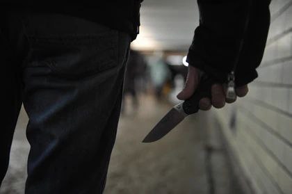 Ночью, 27 июля, в Перми у одного из домов по улице Крупской произошла драка между тремя мужчинами. В конфликте 41-летний пермяк достал нож и ударил двоих человек.  Как сообщает следственный комитет, 34-летний пермяк получил удар в область груди и скончался на месте, второй 27-летний мужчина также получил удар ножом в грудь, но смог выжить. Молодой человек госпитализирован, сейчас ему оказывается квалифицированная медицинская помощь.  - Убитый парень - мой знакомый - Вася, - рассказал «КП»-Пермь» очевидец. – Он отдыхал в баре с другом Виталием. В нашем микрорайоне их все знали – они работали в местном кафе. В момент происшествия они шли домой, но по пути с кем-то зацепились. С ними была еще одна знакомая девушка. Из-за того, что парней долго не было – она пошла посмотреть, что случилось. В этот момент Вася уже лежал в кустах, Виталия тоже ранили. Девушка перевязала Виталия и побежала к Васе – он был еще живой, она его откачала. Вася пришел в сознание, но тут же умер. У них было по одному ножевому ранению. Васе удар пришелся прямо в сердце. А Виталий видимо успел увернуться, ему прошло по касательной по сердцу. Ночью его прооперировали, сейчас он лежит в тяжелом состоянии под аппаратом ИВЛ, потерял много крови.  Убийцу уже задержали, сейчас ему предъявлено обвинение. В суд готовится ходатайство об избрании в отношении обвиняемого меры пресечения в виде заключения под стражу.  Источник    ЧП Пермь    Прислать новость