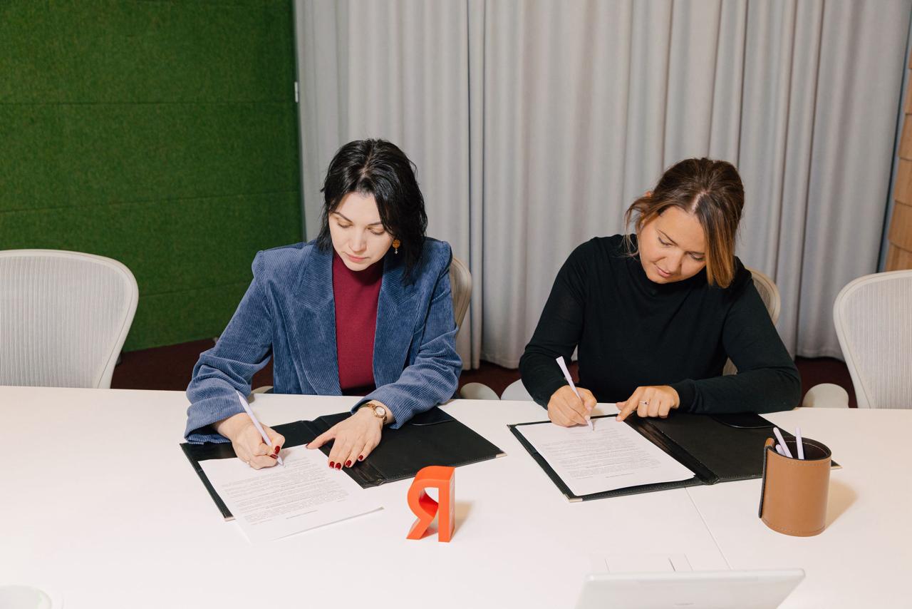 Яндекс и ГК ТОЧНО запустят приложение для жителей домов девелопера и создадут проект умного здания Партнерство девелопера и платформы Домиленд входит в экосистему Яндекса охватит 8 регионов России и 23 тысячи квартир Речь идет о внедрении мобильного приложения для жителей как в строящихся объектах так и в уже заселенных домах Для УК это прежде всего даёт инструмент качественной автоматизации Особенно в том что касается работы аварийно диспетчерской службы Кроме того весь цикл исполнения заявки от фиксации до отчета становится более прозрачным а сроки выполнения работ теперь можно отслеживать в реальном времени Также для УК появляется прямой канал для предложения дополнительных платных услуг таких как бытовой сервис вывоз техники другие дополнительные работы Это помогает управленцам зарабатывать не только на содержании МКД Для жителей появляется возможность оплаты счетов передачи показаний оформления пропусков и заявок на ремонт в одном интерфейсе Такая интеграция даёт УК и застройщику рост лояльности со стороны потребителей а жителям упрощает взаимодействие с УК и решение бытовых задач   Управдом