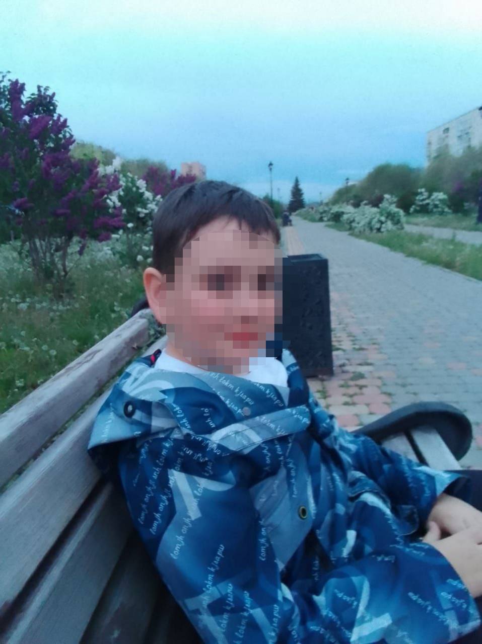 10-летний мальчик пропал в Оренбурге Филипп Минигареев ушёл из дома по улице Чкалова 28 мая около 10 часов 40 минут и не вернулся. До настоящего времени местонахождение ребёнка не установлено. ПРИМЕТЫ: на вид 10 лет, плотного телосложения, волосы темно-русые, глаза карие. БЫЛ ОДЕТ: кроссовки черные на светлой подошве бежевого цвета, штаны спортивные черные с белой надписью NIKE с белыми полосами внизу, майка белая с черными надписями NIKE, кепка черная. При себе имел: школьный рюкзак синего цвета с изображением танка, в руках куртка синего-голубого цвета. Всех, кто что-либо знает о местонахождении ребёнка или видел его, просят позвонить по телефонам: 02, + 3532 79-02-75 — полиция, +7 3532 222-982, +7 9033 922-982 — ПСО «ОренСпас» Оренбуржье