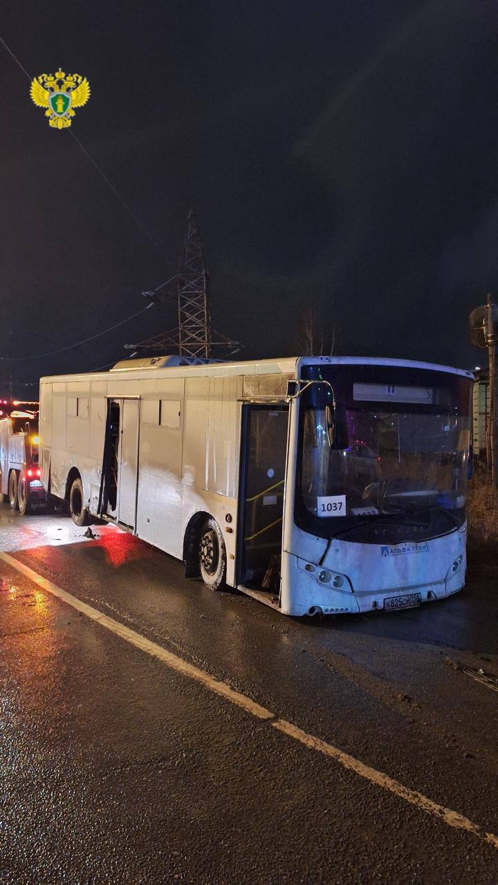 Организована проверка по факту столкновения локомотива  с  автобусом  в подмосковном Наро-Фоминске  По предварительным данным, инцидент произошел сегодня, в 18 часов вечера, на железнодорожных путях необщего пользования.  Автобус выехал на нерегулируемый железнодорожный переезд, где столкнулся с локомотивом.   В момент ДТП автобус следовал по маршруту без пассажиров.   Причины произошедшего устанавливаются, проверку исполнения законодательства о безопасности железнодорожного движения  проводит Московско-Смоленская  транспортная прокуратура.  При наличии оснований будут приняты меры прокурорского реагирования.