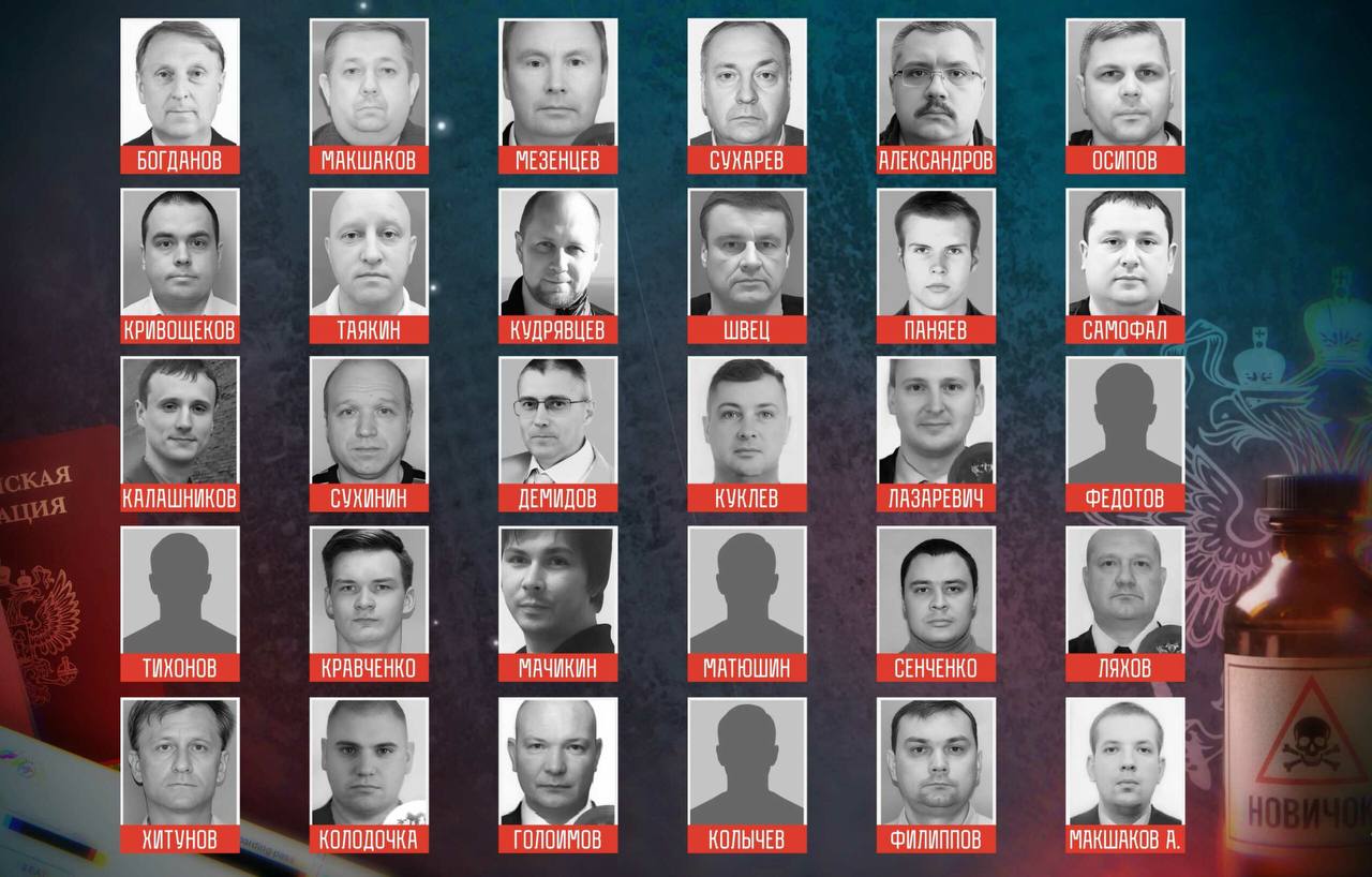 Центр Досье опубликовал имена десятков сотрудников ФСБ которые следили за Навальным и вероятно участвовали в его отравлениях Их удалось вычислить благодаря детальному анализу слитых баз купленных железнодорожных и авиабилетов По данным расследователей одна из первых попыток отравить Навального была предпринята еще в начале 2017 го года в Кирове во время рассмотрения дела Кировлеса Сам политик тогда рассказывал что с ним случился непонятный приступ во время авиаперелета Досье установило что в дни суда как и в течение всего 2017 го года за Алексеем Навальным перемещалась внушительная группа из сотрудников ФСБ В нее входили и те сотрудники которые участвовали в отравлении политика Новичком в 2020 м году в Томске директор Института криминалистики ФСБ Станислав Макшаков работники того же института Владимир Паняев и Константин Кудрявцев тот самый с кем впоследствии Навальному удалось поговорить по телефону и фактически получить от него признательные показания оперативники ФСБ Алексей Александров и Иван Осипов Благодаря детальному анализу контактов и взаимодействий этих уже засвеченных сотрудников Досье удалось выйти на их коллег которые также постоянно следили за Навальным Имена большинства из них до сегодняшнего дня известны не были Расследователи публикуют итоговый список из тридцати фамилий среди них сотрудник Института криминалистики ФСБ Андрей Хитунов офицер ФСБ Сергей Филиппов из Службы по защите конституционного строя старшие офицеры той же службы Валерий Сухарев и Роман Мезенцев оперативники ФСБ Александр Самофал и Алексей Кривощеков Все они использовали поддельные паспорта и в той или иной вариации групп слежки сопровождали Навального во время его поездок в Киров Владивосток Архангельск Астрахань Иркутск Новокузнецк и Волгоград Отдельно Досье обращает внимание на эксперта по обнаружению ядов Института криминалистики ФСБ Михаила Куклева По данным расследователей в марте 2024 го года спустя месяц после гибели Навального в колонии Полярный волк Куклев посещал Горно Алтайск там находится институт который занимается ликвидацией следов химического оружия В 2020 м году туда же приезжали участники покушения на Навального в Томске В дни того покушения Куклев активно общался со Станиславом Макшаковым одним из руководителей группы отравителей А первый раз вместе с Макшаковым он путешествовал из Москвы в Киров незадолго до начала суда над Навальным Досье предполагает что задачей Куклева было скрыть следы покушений на политика Фото Досье