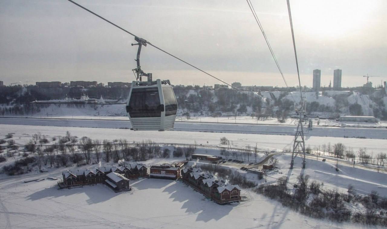 Сегодня исполнилось 14 лет нижегородской канатной дороге Канатка невиданное для области диво была открыта 9 февраля 2012 года Изначально канатная дорога была задумана как общественный транспорт она сократила маршрут Нижний Новгород Бор с 23 км до 3 6 км Но вскоре оказалось что это не только транспорт но и достопримечательность на Бор по ней потянулись туристы из Нижнего Новгорода и остальных городов пришлось благоустраивать Бор Так появился парк Моховые горы дизайнерский алюминиевый пешеходный мост и много чего еще В Нижнем Новгороде преобразилась площадка рядом с канаткой на Сенной А еще нижегородская канатка рекордсмен она попала в книгу рекордов России за самый длинный безопорный пролет над водой в стране больше 860 метров Подписывайтесь на нас в MAX
