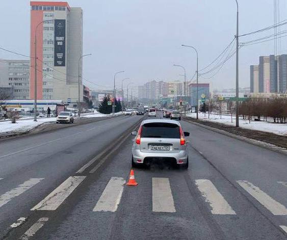 В Красноярске школьник попал под колеса машины на пешеходном переходе.  Тонированные стекла машины стали одной из причин, по которой водитель «Лады» вовремя не заметил подростка на дороге. Четырнадцатилетнего школьника сбили на нерегулируемом пешеходном переходе. С травмами его доставили в больницу.   Авария произошла в Красноярске на Молокова 5 марта, однако ее подробности стали известны только сейчас. 28-летний виновник ДТП утверждает, что вовремя не заметил мальчика и поэтому не успел затормозить.   Приехавшие на место сотрудники Госавтоинспекции выяснили, что стекла авто нарушителя чрезмерно затемнены тонировочной пленкой, и это тоже стало одной из причин происшествия. Другая причина: мужчина не снизил скорость возле перехода, хотя в таких местах нужно быть готовым к появлению пешеходов и успеть остановиться и пропустить их.  Вот какое наказание он понесет.