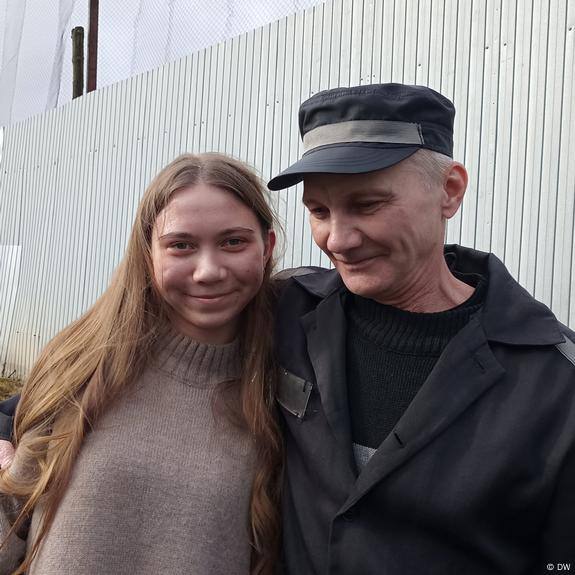 Алексею Москалёву и его дочери не дали гуманитарную визу Германии  Два дня назад писал об отмене программы гуманитарных виз для россиян и беларусов. Одно дело, когда ты пишешь просто о списках, параграфах, но совсем другое, когда появляются конкретные имена.  Все мы следили за жутким делом семьи Москалёвых, когда за рисунок сначала хотели разлучить семью, а потом просто посадили любящего отца.  Остаётся ли Алексей в зоне риска даже после выхода на свободу? Конечно.  Все, кто где-то засветился, находятся на карандаше у органов, особенно в регионах, где реальных экстремистов или террористов нет, а «палки» надо закрывать, галочки ставить.  Знаю ещё несколько подобных кейсов с людьми, которых мы все хорошо знаем и кто сейчас в зоне риска, но не имею права их разглашать.  Очень надеюсь, что кампания, которую мы сейчас ведём с правозащитными организациями, будет успешной, и программа будет разморожена.  Если готовы помочь, присоединиться, дайте знать, в личку или на почту 22catchteam .com