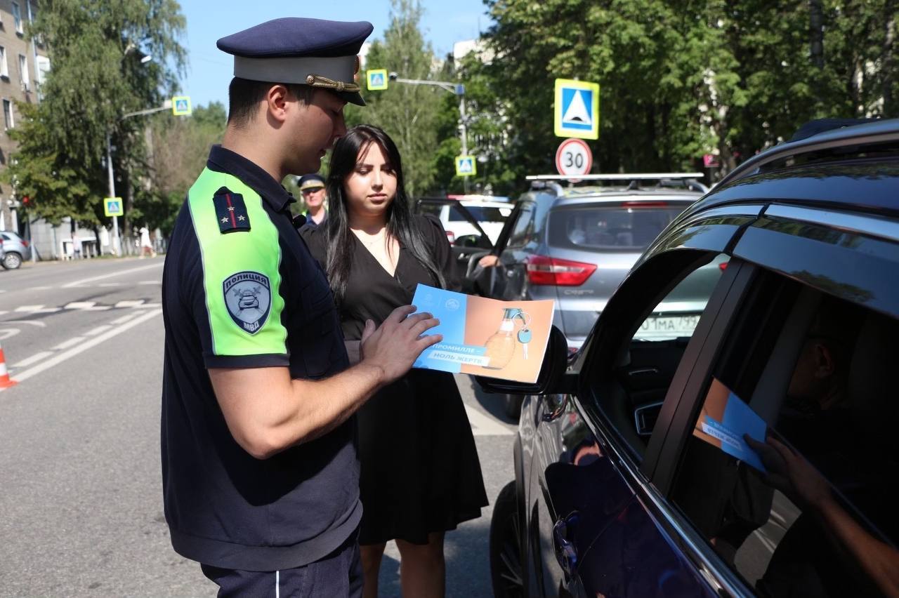 В Люберцах прошла акция «Без промилле»: водителям наглядно показали опасность нетрезвого вождения  ЛЮБЕРЦЫ, Московская область – Госавтоинспекция Подмосковья совместно с региональной общественной организацией «Союз безопасности дорожного движения» провели профилактическую акцию «Без промилле».   Мероприятие было призвано сформировать у водителей ответственное отношение к безопасности на дорогах.    Центральным элементом акции стал наглядный эксперимент: водителям предлагали пройти небольшой маршрут в специальных очках, имитирующих состояние алкогольного опьянения.    Участники наглядно убедились, как искажается восприятие и нарушается координация, подтверждая опасность нетрезвого вождения. Многие отметили резкое снижение концентрации и неверную оценку расстояний.   Сотрудники ГАИ напомнили о строгой административной ответственности за управление транспортом в нетрезвом виде, подчеркнув ужесточение наказаний за повторные нарушения.   В завершение участникам вручили алкотестеры для самоконтроля, предоставленные ГК «Урбантех» оператором системы фотовидеофиксации Московской области, и тематические памятки в рамках социального раунда «Трезвый водитель».    Автоинспекторы подчеркнули значимость таких интерактивных мероприятий, проводимых совместно с РОО СБДД, для формирования ответственного поведения и предотвращения ДТП.