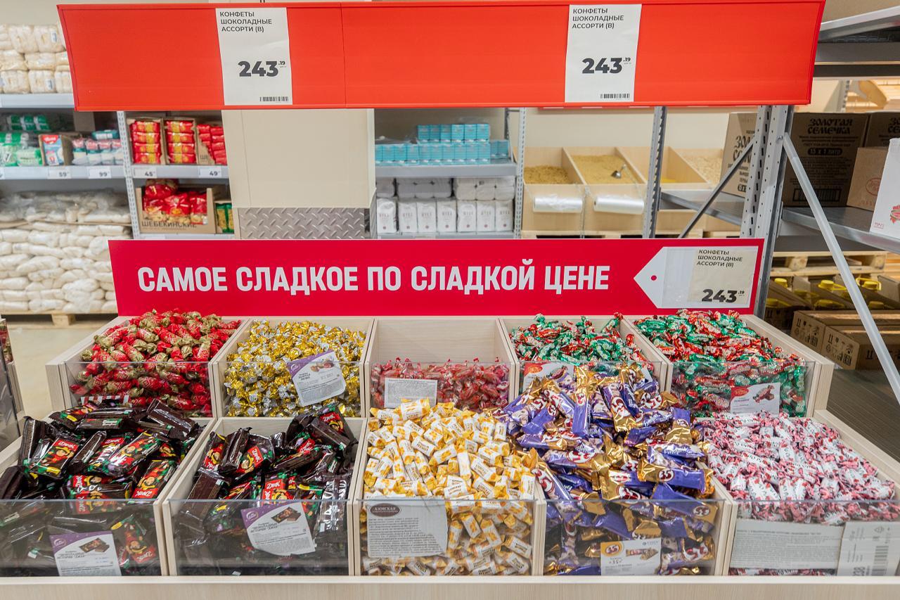 Магнит возобновил развитие сети жёстких дискаунтеров Первый выбор Магнит сообщил о возобновлении развития сети жёстких дискаунтеров Первый выбор Компания открыла первые магазины в обновлённом формате вернувшись к проекту после паузы Новый формат сфокусирован на товарах повседневного спроса с минимальными наценками и ограниченным ассортиментом В Магните отметили что обновлённые дискаунтеры ориентированы на покупателей которые выбирают товары по низким ценам и простому набору категорий Формат предполагает минимизацию издержек упрощённый мерчандайзинг и размещение товаров по принципу базовый набор по самым доступным ценам Компания планирует оценить работу пилотных точек и продолжить развитие формата в зависимости от результатов запуска Первый выбор станет отдельным направлением в портфеле ритейлера и будет дополнять существующие каналы продаж ориентированные на разные группы покупателей