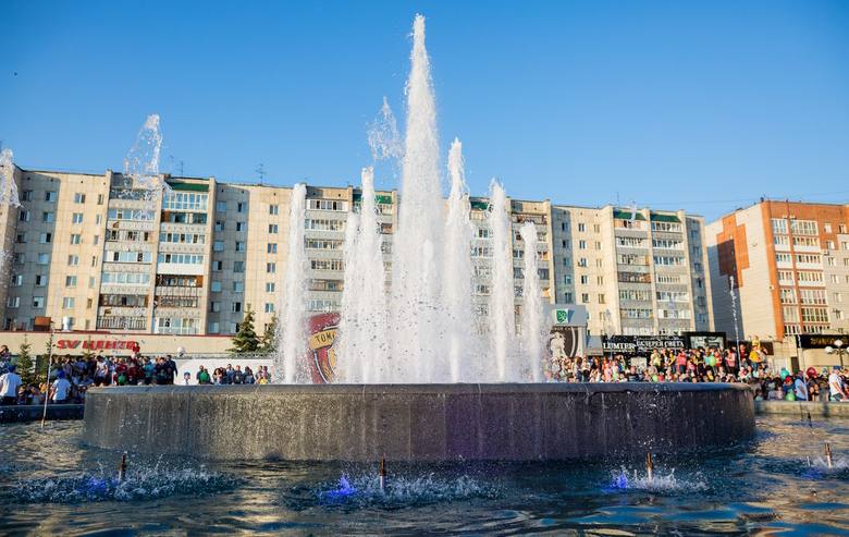 Томичей предупреждают, что купание в фонтане травмоопасно - существует риск пораниться о технологическое оборудование. Кроме того, в фонтанах циркулирует обычная водопроводная вода, не проточная. В целях очистки в нее добавляются фильтрующие вещества, которые могут сказаться на состоянии кожи человека. И такую воду категорически запрещено пить.