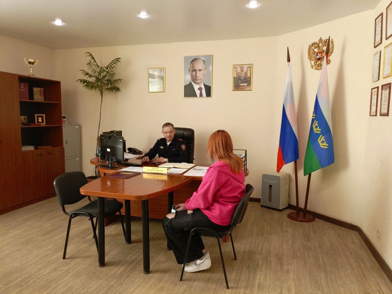 21-летняя девушка прокатила на капоте пассажира по улице Казаровская, д.1. Видео нарушения размещено в соцсетях.     Как пояснила сама девушка: «Со знакомым меняли дворники и ради шутки решила провезти его на капоте автомобиля…»      Автоинспекторы провели с автомобилисткой профилактическую беседу и составили административные материалы за перевозку пассажира вне кабины автомобиля.  ‼  К каким трагическим последствиям могут привести подобные поездки, объяснять не надо, особенно учитывая небольшой водительский опыт у автомобилистки.