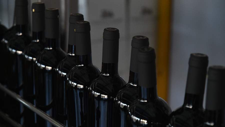 В 2026 году в России запустят онлайн продажу алкоголя на маркетплейсах сообщили в Минцифры Если эксперимент пройдёт успешно то торговля алкоголем онлайн может стать повсеместной Для покупки потребуется биометрическая проверка личности ABRD jkinvest news jkinvest