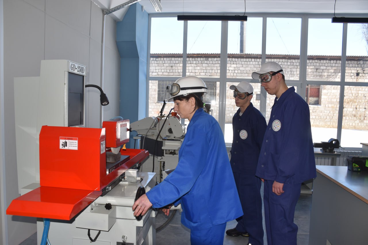 Более 77 миллионов рублей вложено в создание образовательного кластера в ЛНР На базе Стахановского промышленно экономического техникума создан образовательно производственный кластер в сфере машиностроения На это выделено более 77 миллионов рублей Об этом сообщил глава республики Леонид Пасечник в своем telegram канале Этот центр поможет решить важную для нашего региона задачу вести подготовку высококвалифицированных специалистов в сфере машиностроения Именно в них сегодня особенно нуждаются крупные промышленные предприятия республики прокомментировал Леонид Пасечник Южная служба новостей