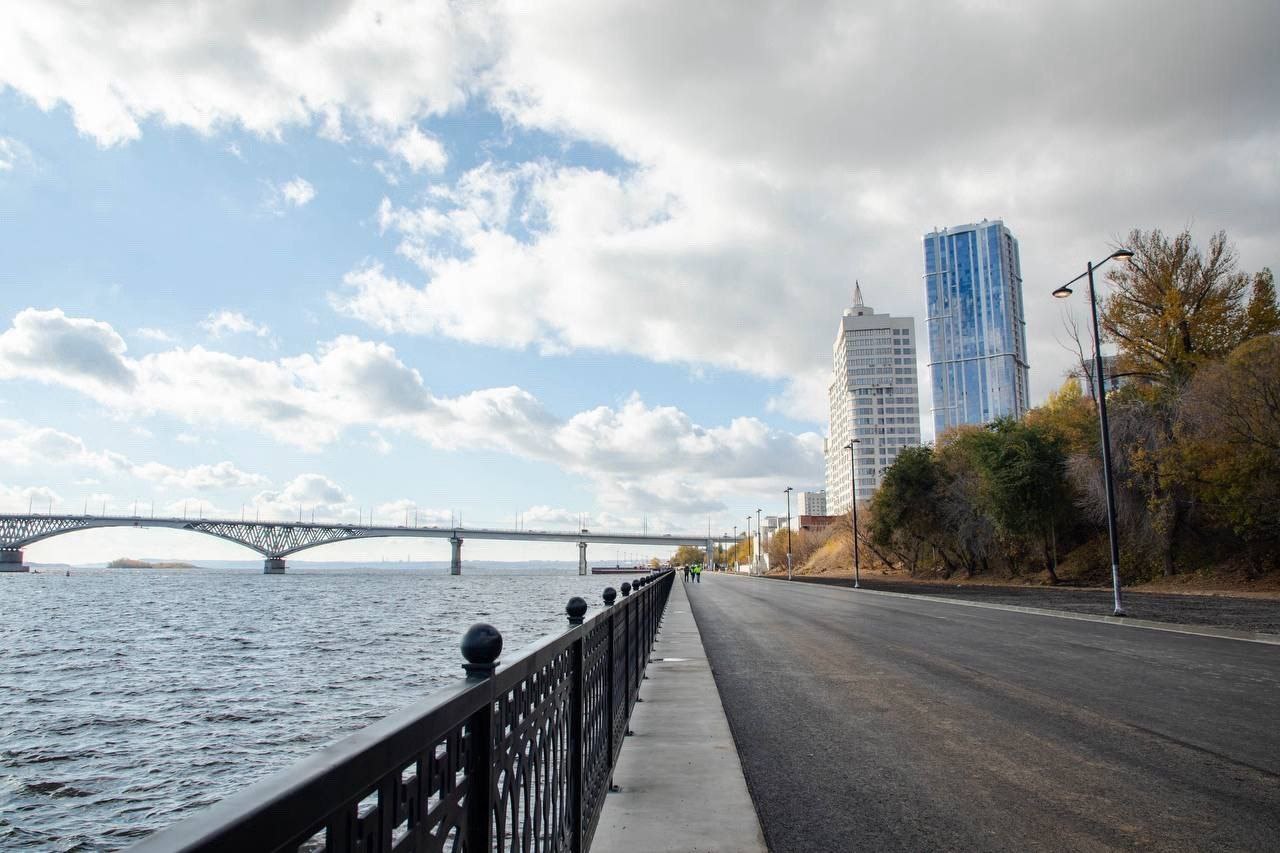 Уже в ноябре в Саратове откроют новый участок набережной прямо под мостом Скоро будет ещё больше красивого и удобного пространства у Волги Это не всё к июлю 2026 года участки под мостом и в Затоне должны быть соединены Так длина саратовской набережной составит 8 км Председателл Госдумы Вячеслав Володин также поручил саратовским властям начать работу для продления набережной в Заводской район там также собираются открыть пляж Читать на сайте саратов саратовскаяобласть