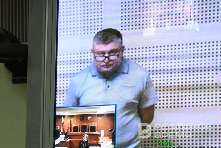 От полиграфа отказался вину не признал главу службы безопасности Волга Автодор Андрея Черкасина оставили в СИЗО Казани Он является одним из ключевых фигурантов дела о покушении на Ирину Шевыреву На заседании по ходатайству адвоката Руслана Губаева приобщили копию протокола допроса обвиняемого от 20 октября где тот полностью отрицает вину в покушении на Ирину Шевыреву но при этом отказывается от прохождения исследования на полиграфе Также приобщили копию протокола очной ставки Черкасина с подчиненным Булатом Галлямовым Последний напомним сейчас под домашним арестом и госзащитой В своих показаниях и на очной ставке начальник смены охраны Волга Автодор Галлямов рассказывал о том что он сам и Черкасин причастны к данному преступлению Подпишитесь на Реальное время в МАХ Telegram Дзен