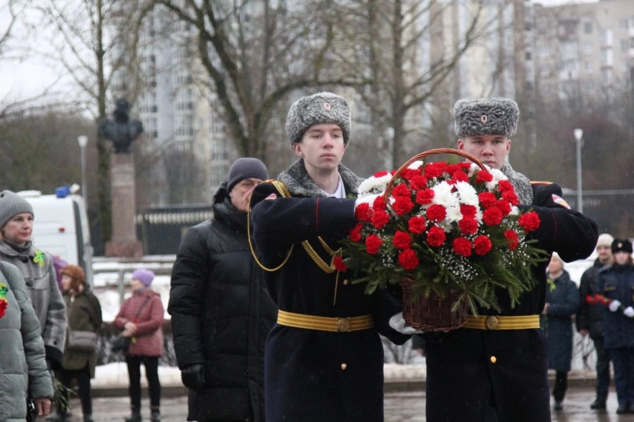 Активисты петербургского отделения «Молодой Гвардии Единой России» вместе с администрацией города Красное Село провели на площади Воинской славы торжественно-траурную церемонию, приуроченную к 81-й годовщине полного освобождения Ленинграда от фашистской блокады в годы Великой Отечественной войны 1941-1945 годов.   Вместе с молодогвардейцами и представителями местной администрации почтить память героев Ленинграда пришли глава муниципального округа Сосновая Поляна Александр Мануков, его  заместитель Дмитрий Агафонов, депутат Дмитрий Баснев, жители района.   «Сохранение памяти о подвигах наших предков является одним из ключевых аспектов нашей деятельности. Эта дата напоминает нам о мужестве и стойкости людей, которые прошли через один из самых трудных периодов в истории города и страны»,  — отметил Дмитрий Агафонов.