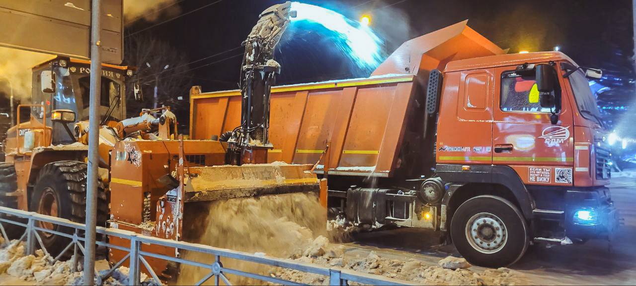 Порядка 80 единиц техники и 170 рабочих вышли на уборку дорог Иркутска Вручную расчищают пешеходные зоны и при необходимости производят обработку противогололедными материалами на улицах Дзержинского Степана Разина Седова Чкалова Сухэ Батора Польских Повстанцев Пролетарская Желябова Халтурина Некрасова Марата Свердлова Горького Тимирязева Кайская Гоголя Костычева в переулке Гусарова Также убирают остановочные пункты и пешеходные переходы на Ленина Волжской Ширямова 3 го Июля Иркутской 30 й Дивизии По поручению мэра Руслана Болотова ведем механизированную расчистку дорог За ночь вывезли 2 тысячи тонн снега Распределяем отсев на проезжей части во всех районах города сообщил начальник производства МУП Иркутскавтодор Андрей Наифантьев   В ночь подрядчики вывезли снег с участков на улицах Советская Карла Либкнехта Канадзавы Пискунова Чапаева Карла Маркса Северная Депутатская Рабочего Штаба Байкальская Сосновая Свердлова Джамбула Маршала Конева Старо Кузьмихинская Воровского на бульварах Рябикова и Гагарина Грейдерами проведена расчистка на Софьи Перовской Российской Степана Разина Волжской Шевцова Депутатской 2 й Железнодорожной Боткина Подписывайтесь на канал администрации Иркутска в MAX