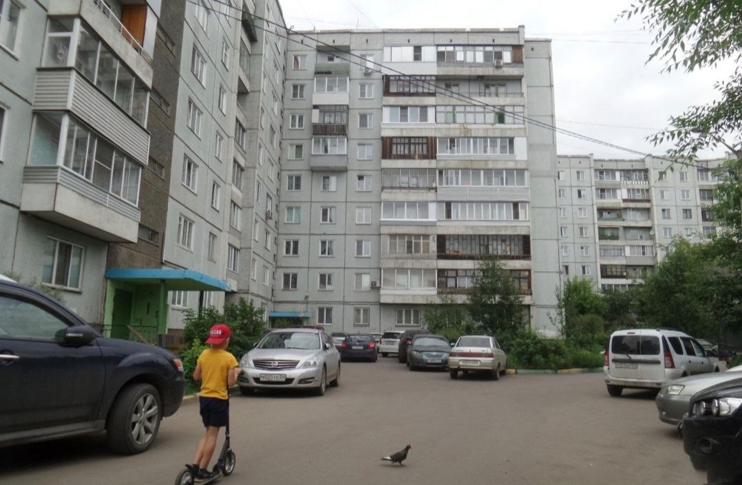 УК «Правобережную» обвинили в бездействии: компания перестала обслуживать общежития. С жалобами обратились жители Металлургов 28«В», Рокоссовского 18, Воронова 12, Ключевской 57 и 59 — рассказал депутат Семён Сендерский. По словам людей, с 24 апреля в общежитиях никто не убирается, там скапливается мусор. Отсутствует обслуживание в подвалах, где регулярно прорывает трубы. Кроме того, местные утверждают, что в многоэтажках, где живут инвалиды, беременные и пожилые, несколько дней не работали лифты, поскольку УК «Правобережная» не расплатилась с компанией «Краслифт». С января 2024 года тарифы взлетели в 2-3 раза: на Металлургов, 28 «В» тариф увеличился с 28 рублей до 55,07 за квадратный метр, в доме на Рокоссовского, 18 – тариф стал 66 рублей за квадрат. «Правобережная» оправдала это экономической целесообразностью. Сендерский рассказывает, что в 2024 году ещё муниципальной УК выделили многомиллионную субсидию, чтобы та вышла из кризиса. В 2025 компания почему-то преобразовалась в акционерное общество. Депутат обратился в мэрию, прокуратуру и стройнадзор. Фото: 2ГИС Подписаться Прислать новость
