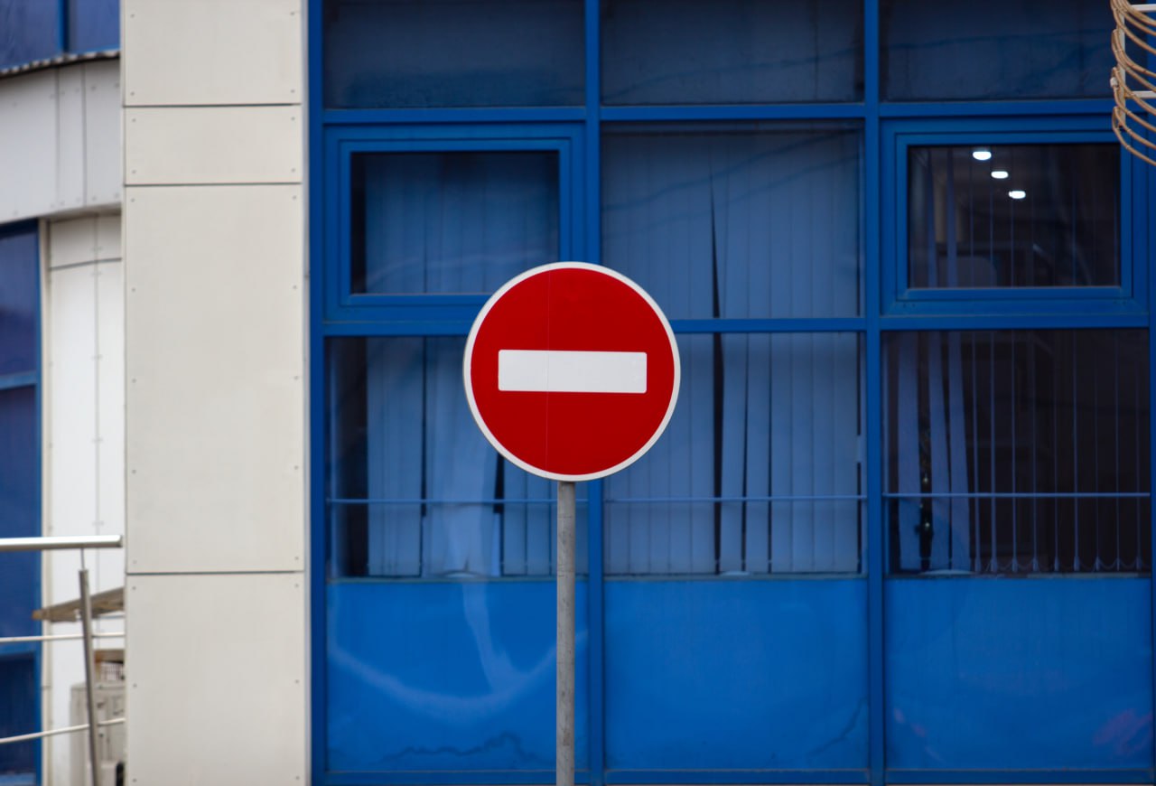 В Курске до 16 января временно ограничено движение транспорта на двух участках дорог Проезд прекращён по улице 3 я Фатежская на отрезке от улицы Павлуновского до 2 го Запольного переулка а также по 1 му Суворовскому переулку от улицы Суворовская до улицы Бойцов 9 й Дивизии Ограничения ввели в связи с проведением работ специалистами Рир Энерго Курская генерация Курская Telega Прислать новость