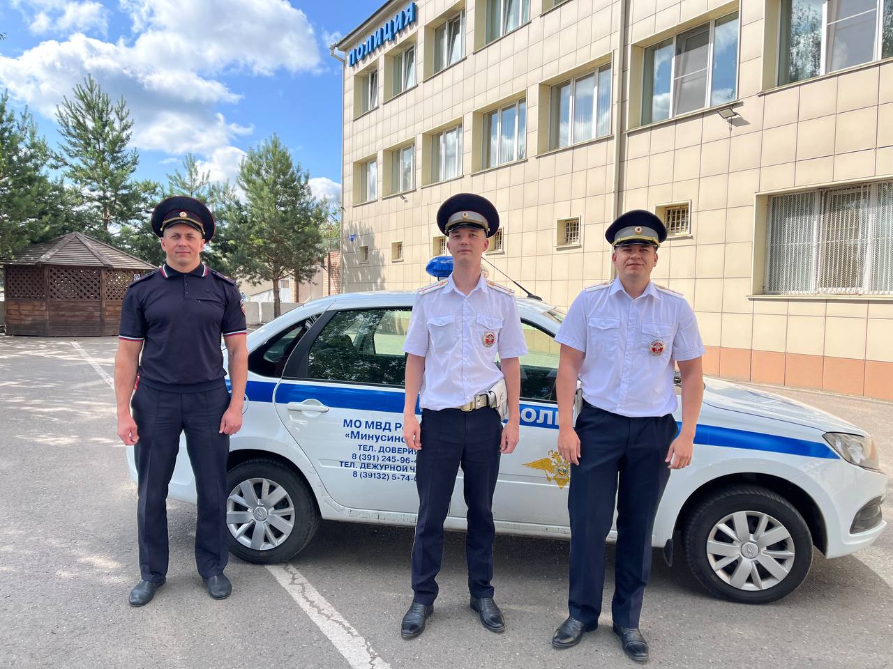 Полицейские Минусинска помогли заблудившемуся на природе 16-летнему велосипедисту вернуться к родным   В дежурную часть МО МВД России «Минусинский»  позвонил потерявшийся 16-летний подросток и попросил помощи. Парень рассказал полицейским, что приехал с мамой из Норильска в гости в деревню Быстрая и отправился кататься на велосипеде, выехал за пределы населённого пункта, чтобы сделать фотографии на природе, а теперь не может найти дорогу обратно.   Начальник смены дежурной части майор полиции Александр Глебов незамедлительно отправил в деревню патрульный автоэкипаж, оставаясь на связи с несовершеннолетним. Полицейский успокаивал юношу, который из-за случившегося почувствовал сильный страх и панику. Через некоторое время заблудившийся парень услышал сигналы сирены и смог выйти навстречу к госавтоинспекторам.   Сотрудники ДПС лейтенант полиции Кирилл Косов и старший лейтенант полиции Андрей Алферов встретили юного велосипедиста, напоили его водой и осмотрели на предмет оказания первой помощи. После этого они доставили подростка в деревню и передали матери.  Мама мальчика поблагодарила полицейских за неравнодушное отношение к её сыну и быстро оказанную ему помощь. Сам подросток выразил слова признательности начальнику смены дежурной части МО МВД России «Минусинский» Александру Глебову за оказание психологической помощи и поддержки, благодаря которым он смог справиться с волнением и тревогой.       ГУ МВД России по Красноярскому краю