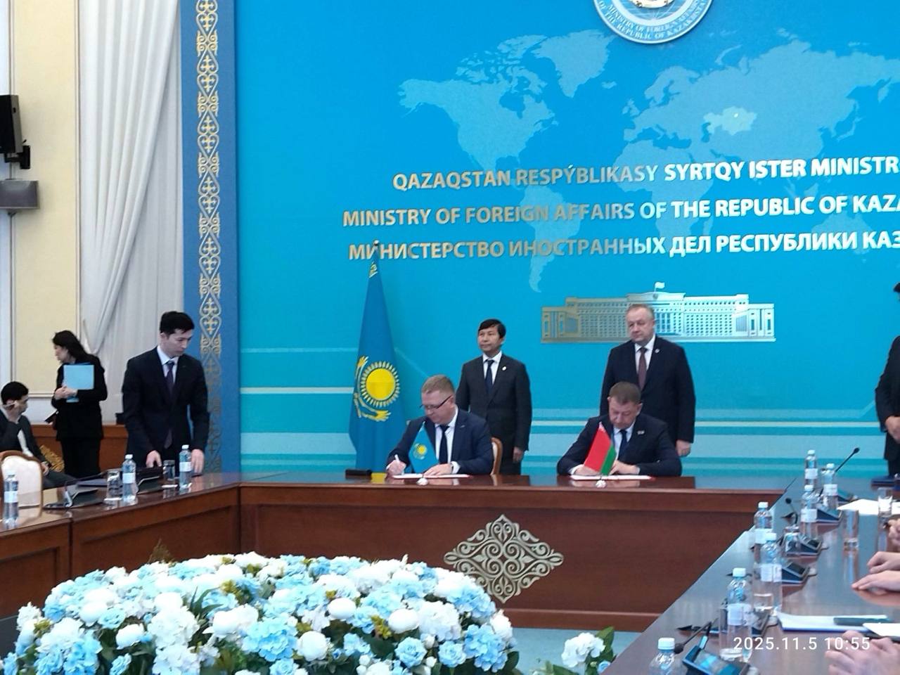 В ходе Казахстанско Белорусского Делового Совета подписан контракт на поставку в Республику Казахстан 30 единиц техники МАЗ на сумму 1 5 млн дол Спецификация заключена между OAO МАЗ управляющая компания холдинга БЕЛАВТОМАЗ и ТОО Торговый дом МАЗ Казахстан Подписи под документом поставили Валерий Иванкович и Тимур Шпаковский