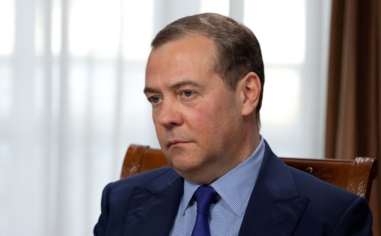 Дмитрий Медведев посоветовал непатриотическим писателям «покупать билеты» из России Такое мнение зампредседателя Совета безопасности РФ высказал на встрече с авторами, создающими произведения об СВО. «Я считаю, что сейчас вообще никакого иного форума, кроме форума патриотических писателей, быть не может. Потому что писатели, которые непатриотические, пусть покупают билеты, потому что всё и так понятно», — заявил политик. Подпишись на «Говорит Москва»