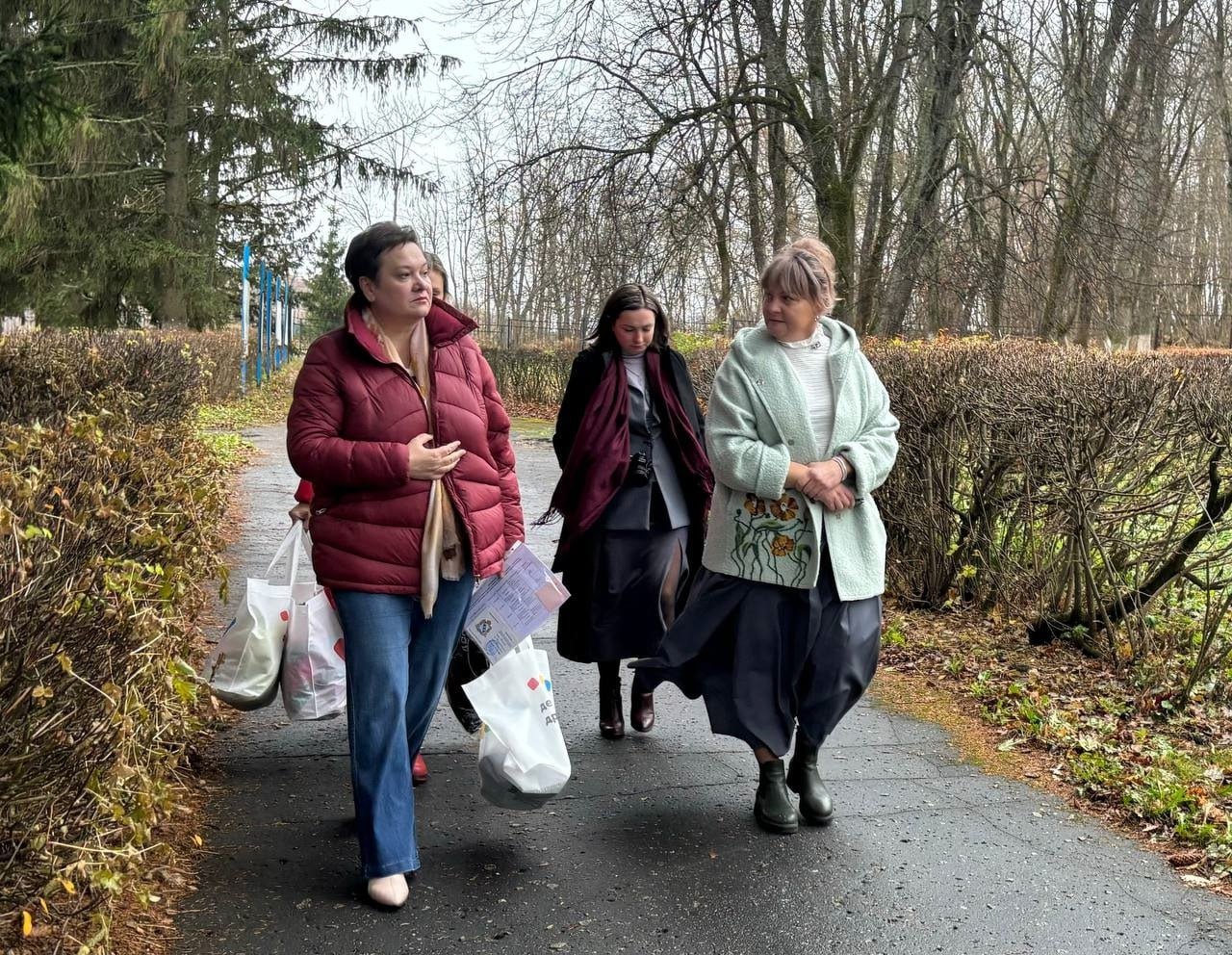 По поручению губернатора Курской области Алексея Смирнова министр социального обеспечения, материнства и детства Курской области Татьяна Сукновалова посетила пункт временного размещения, организованный на базе детского оздоровительного лагеря «Юбилейный» в Орловской области.  В ПВР проживают 73 человека. Для них созданы все необходимые условия. Татьяна Сукновалова пообщалась с курянами, ответила на их вопросы и рассказала о мерах социальной поддержки.  «Наша задача – быть в постоянном личном контакте с людьми, вынужденно покинувшими свои дома. Только так мы сможем решить проблемы, с которыми сталкиваются наши жители. Все ждут скорейшего возвращения в Курскую область», – подчеркнула Татьяна Сукновалова.    Также во время визита она передала теплые вещи и вручила удостоверения «Жителя Курской области, вынужденно покинувшего территорию проживания». #семья46 #МыВместе