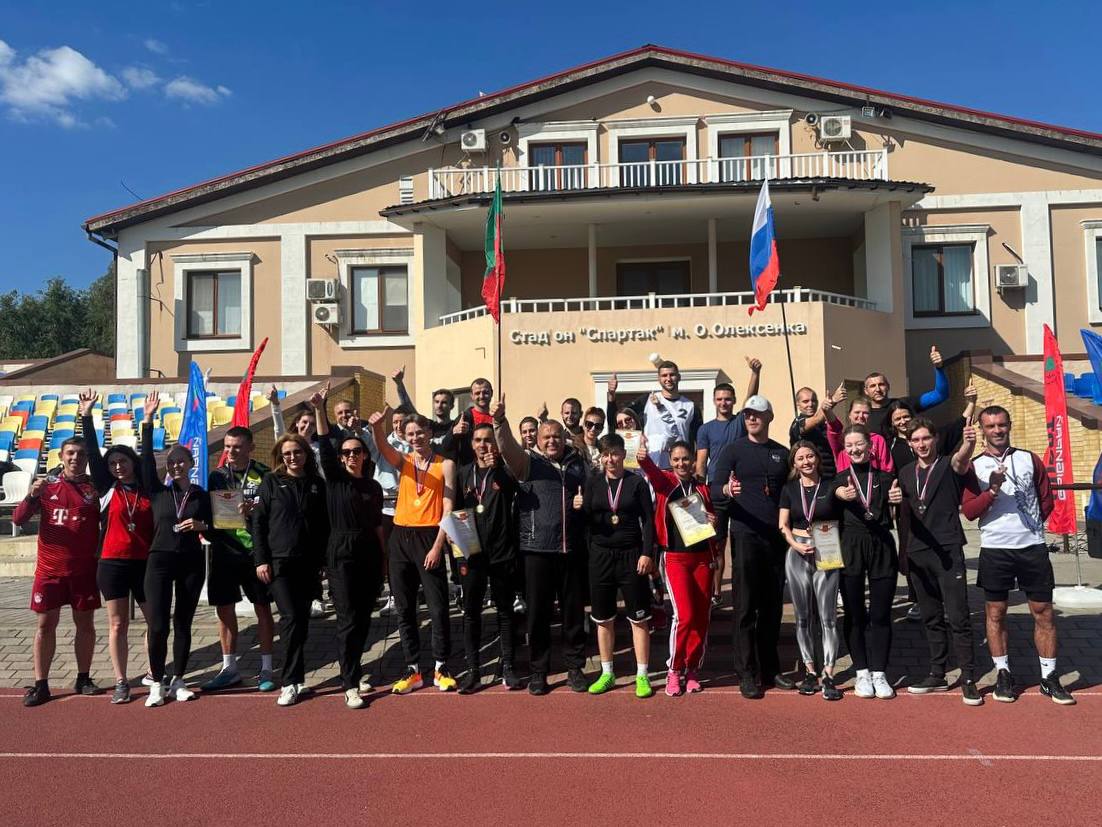 Сотрудники Министерства АПК и продовольственной политики Запорожской области вместе с представителями администрации Мелитопольского муниципального округа приняли участие в спортивном мероприятии пятом этапе соревнований по лёгкой атлетике приуроченном к 80 летию Победы в Великой Отечественной войне Организатором соревнований выступили Министерство спорта и туризма Запорожской области и спортивный комплекс Южный Подобные мероприятия ещё раз доказывают что вместе мы можем добиваться новых побед как на спортивной арене так и в развитии региона Министерство АПК и продовольственной политики Запорожской области
