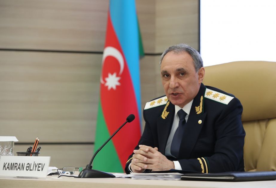 Генеральный прокурор Азербайджана Кямран Алиев ответил на вопросы журналистов о расследовании катастрофы самолета AZAL и преступлений против азербайджанцев совершенных в Екатеринбурге В настоящее время расследуется уголовное дело по факту крушения самолета авиакомпании AZAL в районе аэропорта Актау в декабре прошлого года Мы надеемся что расследование этого дела придет к логическому завершению Расследование преступлений совершенных против азербайджанцев в Екатеринбурге ведет российская прокуратура совместно с прокуратурой Азербайджана Мы сотрудничаем с российской стороной по фактам необоснованного применения силы и пыток Верю что у этого расследования будет законный и логичный итог Caucasian bureau
