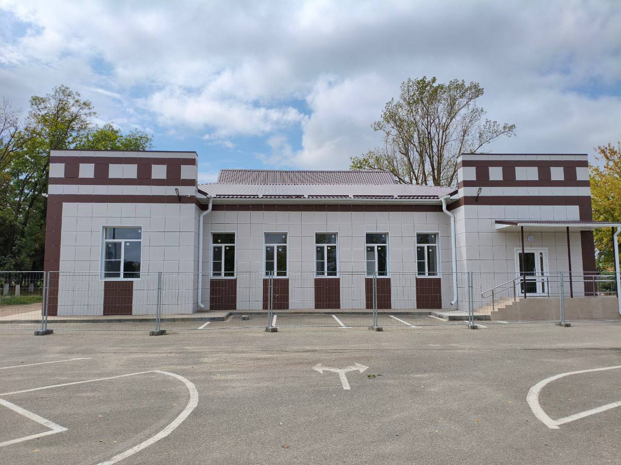 Вениамин Кондратьев Продолжим ремонтировать и оснащать дома культуры по всему Краснодарскому краю Вопросы содержания учреждений культуры в регионе обсудили во время Прямой линии губернатора Дом культуры важное место для многих жителей Там проводят концерты дети занимаются творчеством и приобщаются к традициям Поэтому для таких учреждений важна не только форма внешнее благоустройство и ремонт но и внутреннее содержание Нужны осветительные приборы звуковое и сценическое оборудование инструменты По такому комплексному и системному принципу продолжим ремонтировать и оснащать дома культуры по всему Краснодарскому краю сказал Вениамин Кондратьев