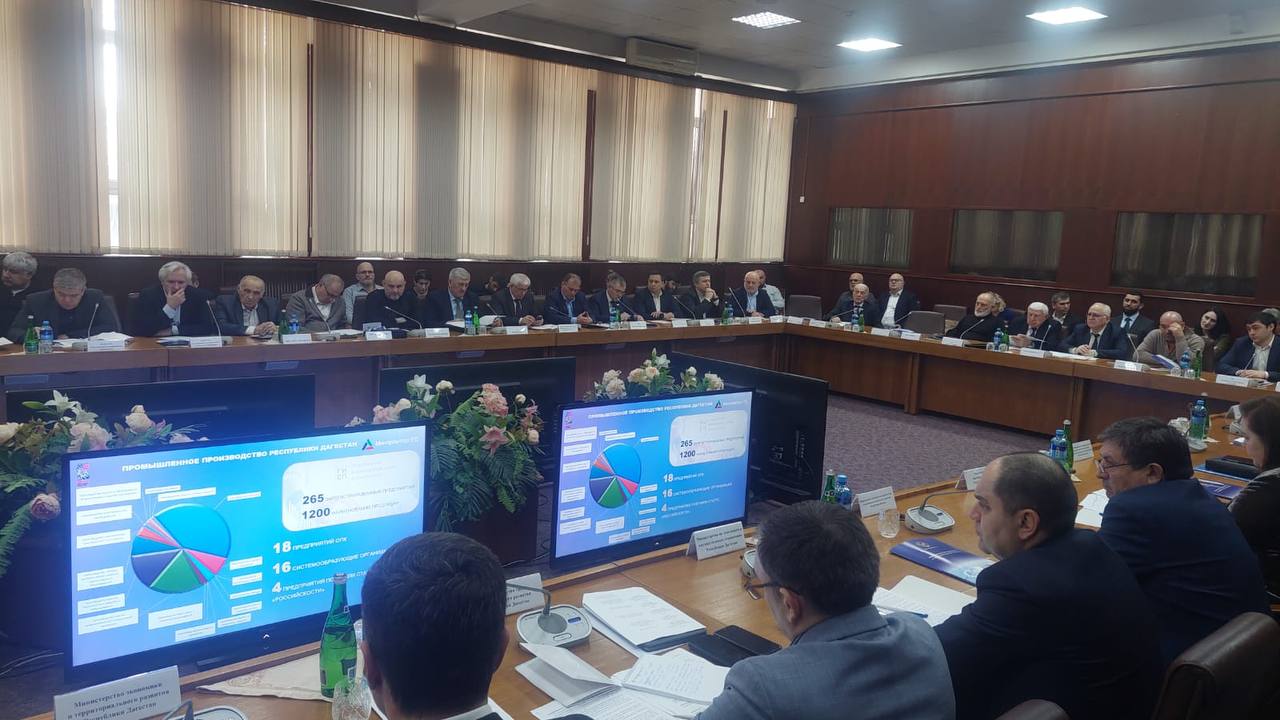 Как отметил Низам Халилов на итоговой коллегии объём гособоронзаказа в 2025 году достиг 14 5 млрд руб что на 20 8 превышает показатели 2024 года Это свидетельствует о укреплении оборонно промышленного потенциала региона Министр сообщил о реализации трёх крупных инвестиционных проектов модернизация цеха стеклотары ООО Дагестан Стекло Тара с инвестициями 1 741 млрд руб и созданием 183 рабочих мест строительство индустриального комплекса Каспийск ООО РОВНА на 1 396 млрд руб 125 рабочих мест возведение универсального склада в Махачкале ООО ОРЦ Махачкала на 9 1 млрд руб 525 рабочих мест Всего в 2025 году проинвестировано 7 4 млрд руб и создано 1033 новых рабочих места Джангиши Гадисов Подпишись на ДП в МАХ