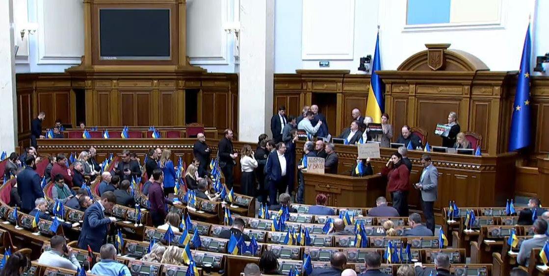 НАБУ и САП пришли с обысками в украинскую компанию Нафтогаз Об этом сообщили депутаты Верховной рады Алексей Гончаренко и Ярослав Железняк Экс депутат Игорь Мосийчук сообщает что в Киеве задержан директор по безопасности Нафтогаза Виталий Бровко ранее занимавший пост начальника департамента Офиса Генерального прокурора по надзору за ГБР В свою очередь в Нафтогазе опровергают информацию об обысках На фоне коррупционного скандала в энергосекторе депутаты Верховной рады вызвали на заседание министров Юлию Свириденко Рустема Умерова Германа Галущенко и Светлану Гринчук Премьер Свириденко в Раду не пришла вместо неё на заседание прибыл вице премьер Тарас Качка В короткой речи он заявил что расследование и коррупция являются достаточными причинами для увольнения Галущенко и Гринчук это позиция правительства сообщает нардеп Гончаренко Во время заседания депутат Марьяна Безуглая заявила что из страны сбежала министр энергетики Светлана Гринчук Украина Подписаться на Pravda ru