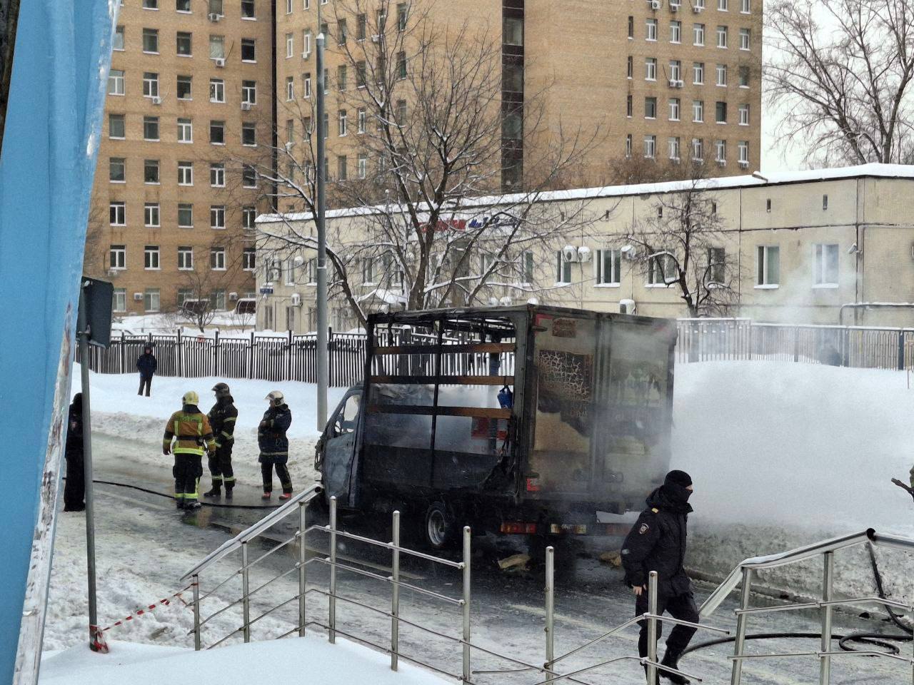 Газель сгорела на улице Маршала Шестопалова на юге Москвы Движение в районе происшествия перекрыто Upd Движение восстановлено Агентство Москва в Max