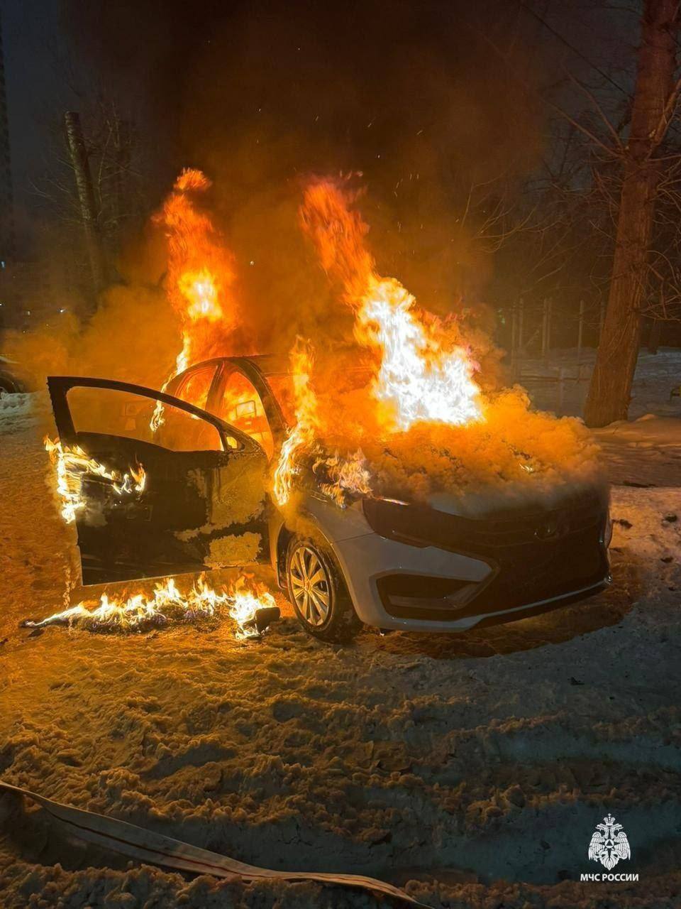 В Черниковке утром сгорела учебная Lada Vesta  На улице Конституции в Уфе, загорелась Lada Vesta. Пожарные МЧС России быстро прибыли на место и потушили огонь, но автомобиль успел получить значительные повреждения.  Предположительно, машина принадлежала одной из автошкол. Причина пожара пока не установлена, расследование ведёт дознаватель МЧС России.  Интересно, что в среднем легковой автомобиль полностью сгорает всего за 5-6 минут.