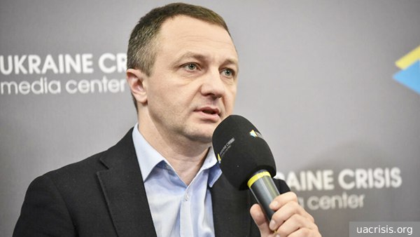 На Украине уволили языкового омбудсмена Тараса Кременя.  Он был освобожден от полномочий в связи с истечением контракта, сообщил представитель украинского кабмина в Раде Мельничук.   По информации СМИ, пост омбудсмена может занять украинский актер Александр Завальский.  Напомним, Кремень известен в частности тем, что объявил «наступательную украинизацию».  Подписаться   Читать эксклюзив