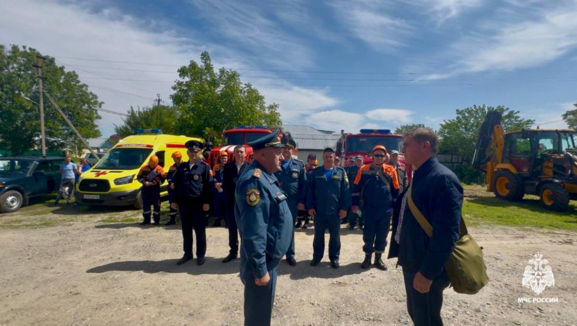 И снова огнеборцы МЧС Ставрополья проверили свои умения на практике На одном из опасных промышленных предприятий края прошло комплексное учение. На этот раз, по тактическому замыслу в результате аварии произошла разгерметизация резервуара с разливом нефтепродукта и последующим возгоранием. На территории объекта имелась угроза поражения людей и оборудования. В тренировке были задействованы огнеборцы 42 пожарно-спасательной части МЧС Ставрополья, специалисты ПАСС, сотрудники медицинской службы и краевого отделения МВД. Особое внимание уделялось слаженности взаимодействия между различными экстренными службами. По итогам тренировки поставленные задачи были успешно достигнуты и выполнены в полном объеме. Подобные учения проводятся регулярно для поддержания высокой готовности спасательных служб. На месте работали 23 человека и 10 единиц техники. МЧС Ставрополья Подпишись ВК ОК Рутуб #МЧС26 #МЧССтаврополь