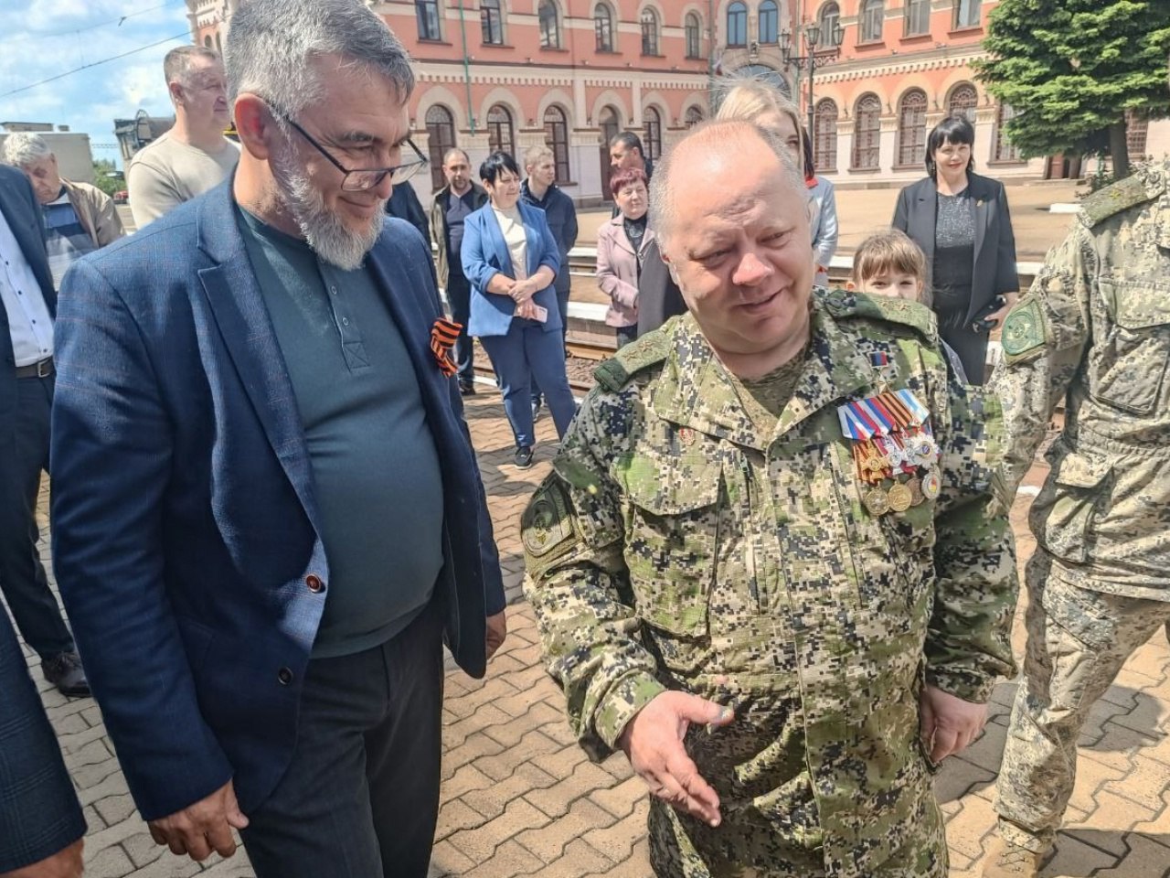  Главврач хабаровской больницы Пиотровича завершил командировку в Дебальцево Рашид Мирзоев более двух недель работал в Дебальцево, трудился врачом-хирургом и проводил диспансеризацию детям. Диспансеризация является частью нацпроекта «Продолжительная и активная жизнь», инициированного Президентом России Владимиром Путиным и направлена на увеличение продолжительности жизни граждан до 78 лет к 2030 году. В общей сложности Рашид Мирзоев провел более 50 врачебных осмотров и консультаций. За время командировки он принял участие в круглом столе Донецкого медицинского университета и организовал телемост с детской больницей Пиотровича. Особенным событием для него стало приглашение главы Дебальцево Сергея Желновача посетить Поезд Победы.