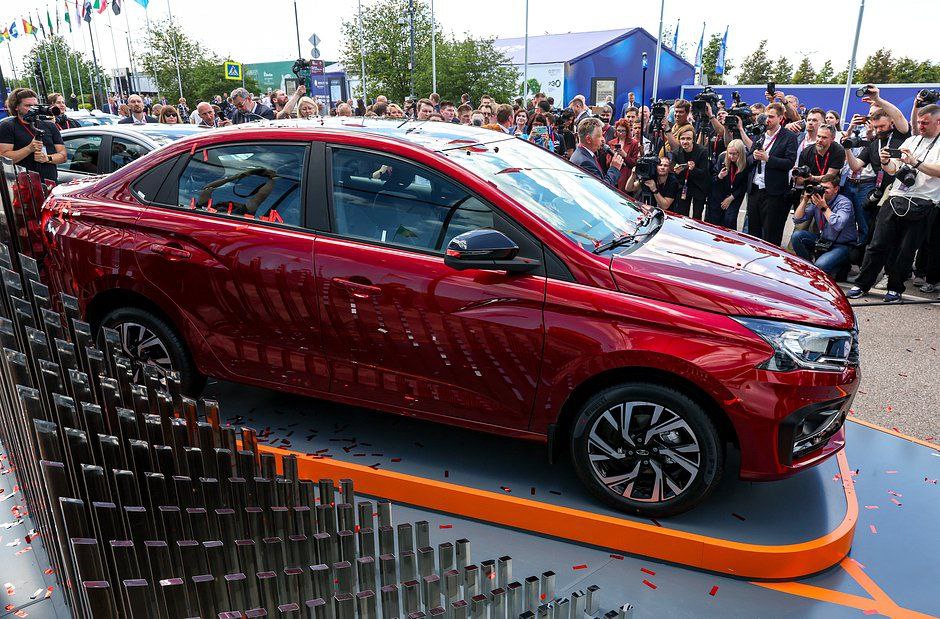 Новейшая модель АвтоВАЗа Lada Iskra появится в продаже в марте 2025 года        Об этом пишет паблик RCI News со ссылкой на собственные источники в АвтоВАЗе.   Iskra должна выйти на рынок в трёх вариантах  седан и два универсала — обычный и кросс-версия , а также нескольких силовых агрегатов.     Самые доступные модели получат 90-сильный мотор в связке с 5МКПП, для 106-сильной модификации предложат вариатор и новую 6МКПП.    #новости #автоваз