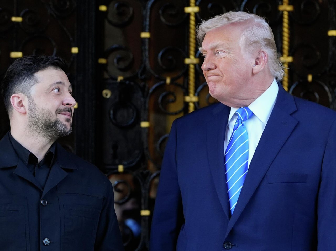 Владимир Зеленский пообещал уйти из власти после окончания боевых действий Владимир Зеленский пообещал уйти из власти после окончания боевых действий Он сказал что покинет пост лидера страны после завершения конфликта Это произошло после встречи с президентом США Дональдом Трампом Да сказал политик в ответ на утверждение журналиста Fox News о том что конфликт закончится и Зеленский покинет пост Ранее Владимир Зеленский поддержал выборы президента страны с помощью онлайн платформ Я всегда поддерживал и поднимал вопрос еще со времен COVID 19 чтобы люди могли голосовать онлайн Пока что консенсуса с парламентариями мы не нашли сказал он и отметил что законодательные инициативы по выборам президента Украины уже существуют Подписаться на news24kg Связаться с админом news24kg admin