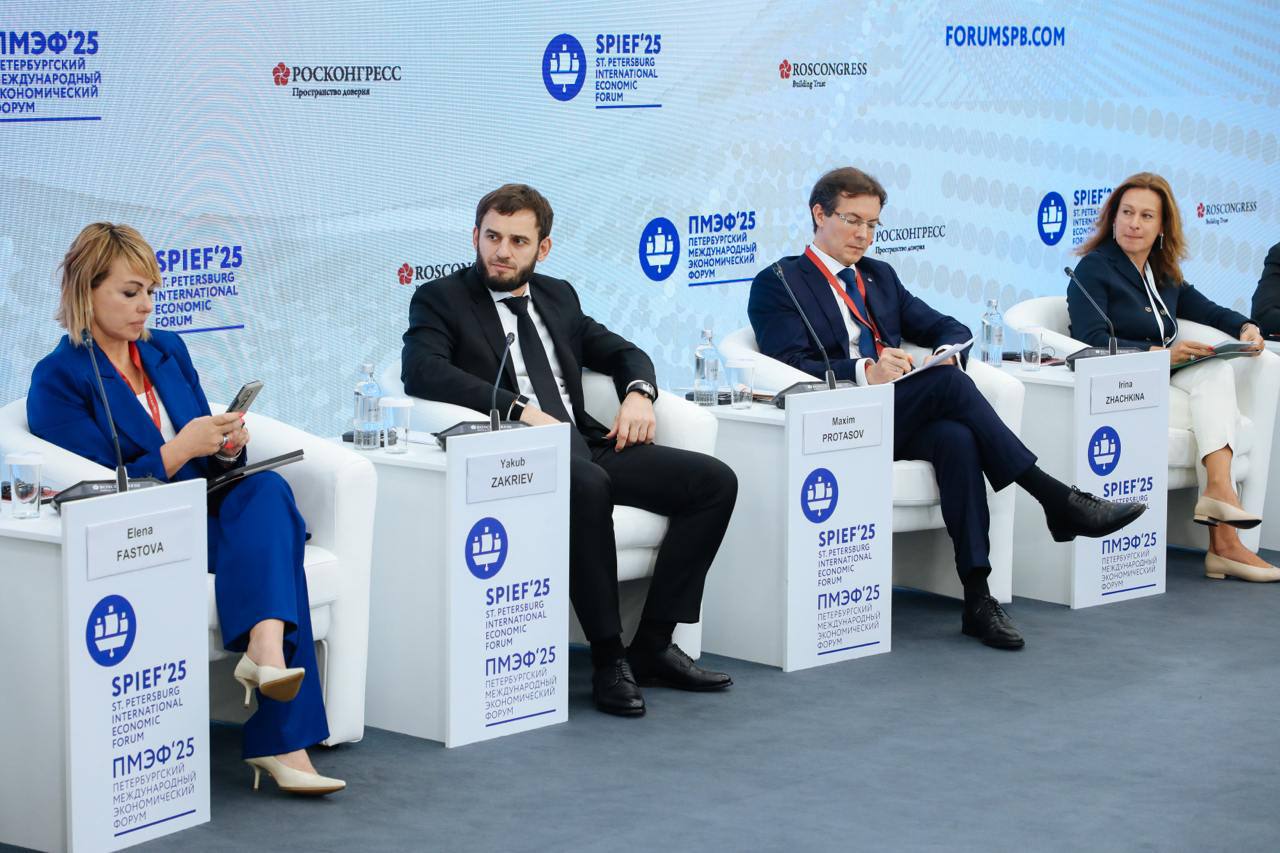 На полях ПМЭФ-2025 эксперты и бизнес, в том числе компания Health & Nutrition, обсудили вопросы технологического суверенитета и продовольственной безопасности РФ В центре внимания участников сессии оказались динамика экспорта молочной продукции, внедрение цифровых технологий и автоматизация производств. Эксперты подчеркнули, что дальнейший рост отрасли невозможен без тесного взаимодействия государства, научного сообщества и бизнеса, а также гибкой адаптации российских продуктов к запросам зарубежных рынков. Генеральный директор H&N Якуб Закриев отметил, что именно экспорт и цифровизация становятся ключевыми факторами развития сектора.