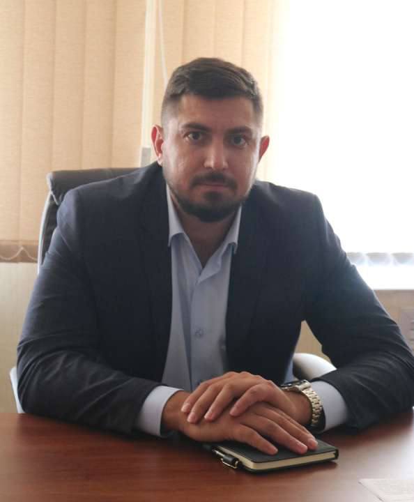 Первый в Липецкой области чиновник ветеран СВО Юрий Петрухин уволился после конфликта с главой района По данным Площади Юрий Петрухин покинул пост заместителя главы Долгоруковского района который он занимал с августа 2024 года Господин Петрухин стал первым ветераном СВО введенный в органы власти Липецкой области по программе Время героев Как сообщает источник издания 3 сентября замглавы официально покинул администрацию района Собеседник считает что причиной ухода могло стать негативное отношение действующего главы Андрея Тимохина Так Петрухин неоднократно открыто говорил о проблемах Долгоруковского района поэтому местные жители шли с жалобами к нему а не к Тимохину Со слов источника глава мог опасаться что успехи ветерана СВО заметят в правительстве региона поэтому публично обвинил Юрия Петрухина назвав того лидером оппозиции Петрухин как офицер принял решение поступить по чести поэтому ушел с поста по собственному желанию Сейчас он переехал в другой регион На данный момент он планирует сменить сферу деятельности Площадь пыталась связаться с самим Юрием Петрухиным однако он на звонки журналиста не ответил А вот глава района Андрей Тимохин вышел на связь но оперативно не смог прокомментировать увольнение подчиненного Редакция направила запрос в администрацию Подписывайся на Площадь
